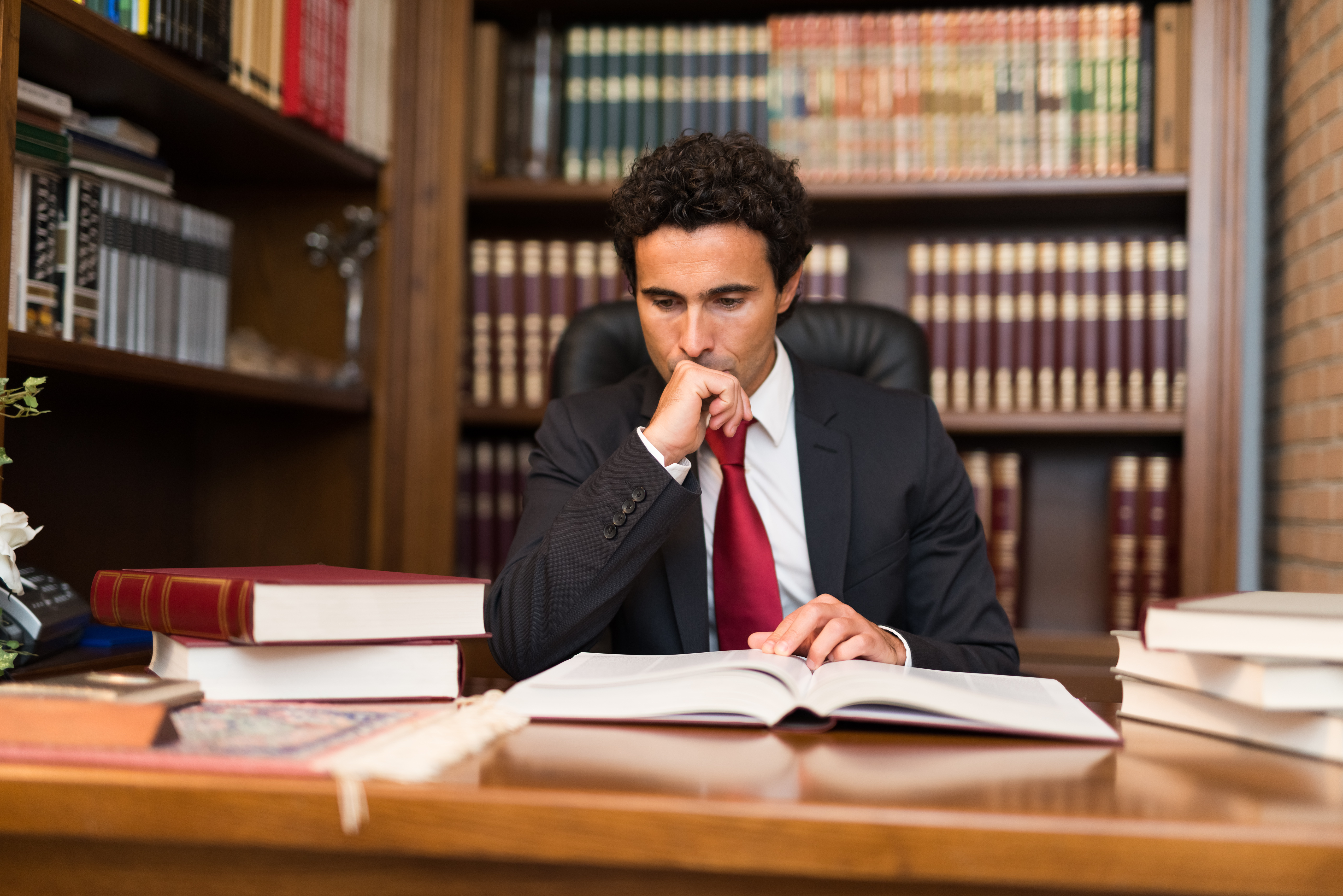 Abogado revisando leyes